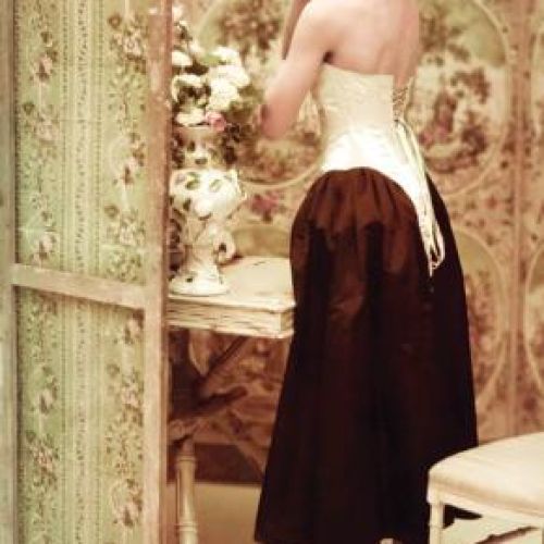 Suknia z gorsetem, lata 40. XX w., fot. Corbis.