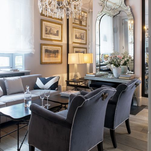 Światło.Dwa spore okna w salonie i jedno w gabinecie robią swoje. Oprócz tego pojawiają się bogate żyrandole – z