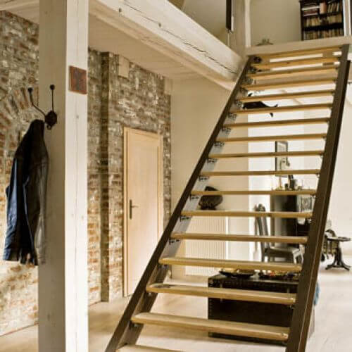 Światło, przestrzeń i drewno w roli głównej. Do tego ręcznie lepiona cegła i parę mebli.