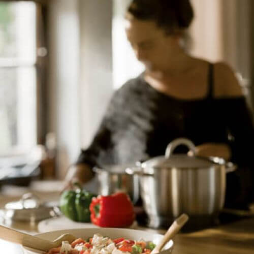 Światło, przestrzeń i drewno w roli głównej. Do tego ręcznie lepiona cegła i parę mebli.