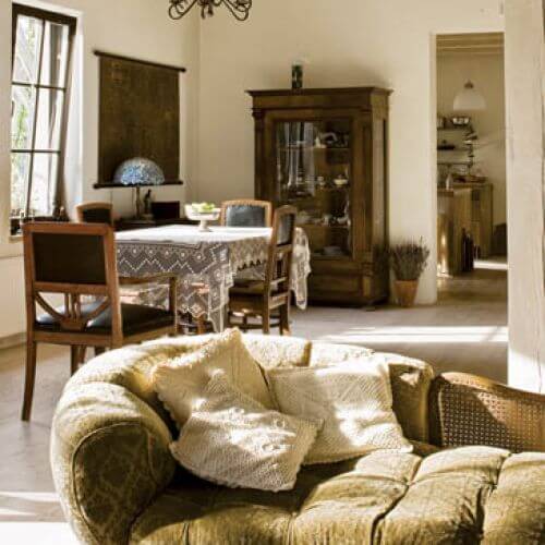 Światło, przestrzeń i drewno w roli głównej. Do tego ręcznie lepiona cegła i parę mebli.