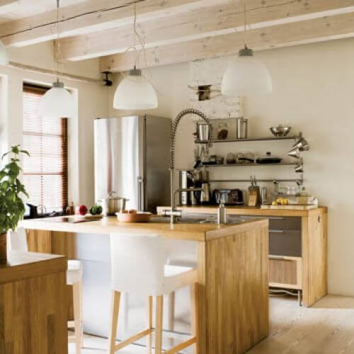 Światło, przestrzeń i drewno w roli głównej. Do tego ręcznie lepiona cegła i parę mebli.