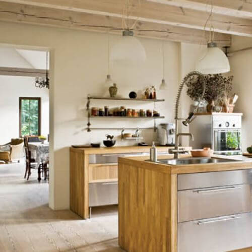 Światło, przestrzeń i drewno w roli głównej. Do tego ręcznie lepiona cegła i parę mebli.