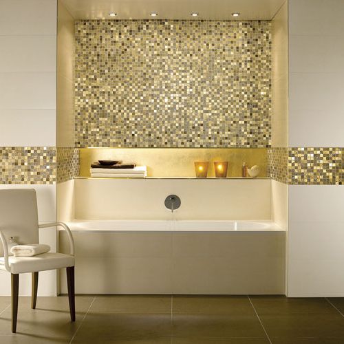 Światło świec ładnie się odbija od złotej mozaiki Moonlight