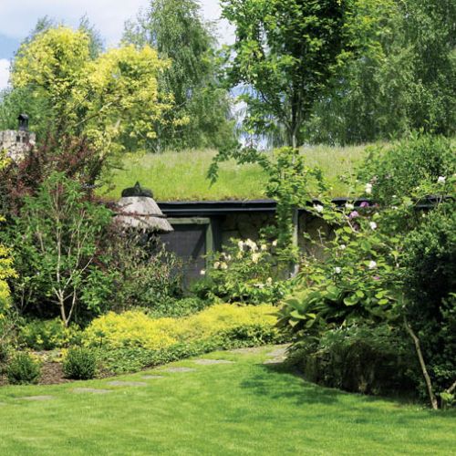 Świerki, paprocie, bluszcz i rododendrony tworzą cudowne kompozycje pełne kontrastów.