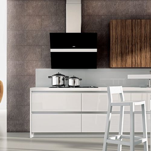 Minimalistyczne urządzona kuchnia z nowoczesnym sprzętem agd.