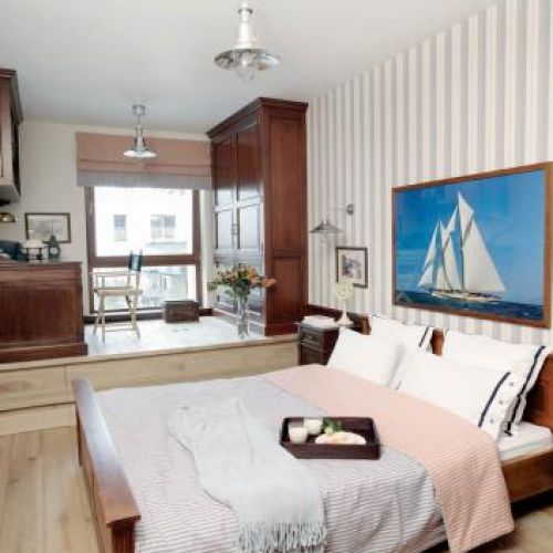 Sypialnia łączy się z gabinetem. Róże i falbanki