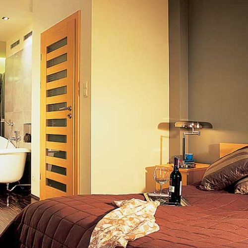 Sypialnia, łazienka i garderoba są w jednym pomieszczeniu, żeby można było się wyszykować od A do Z w jednym miejscu.