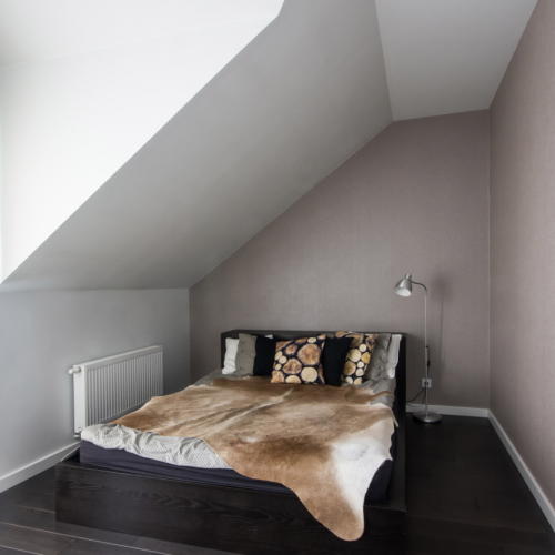 Sypialnia na piętrze. Jak urządzić dom pełen przestrzeni