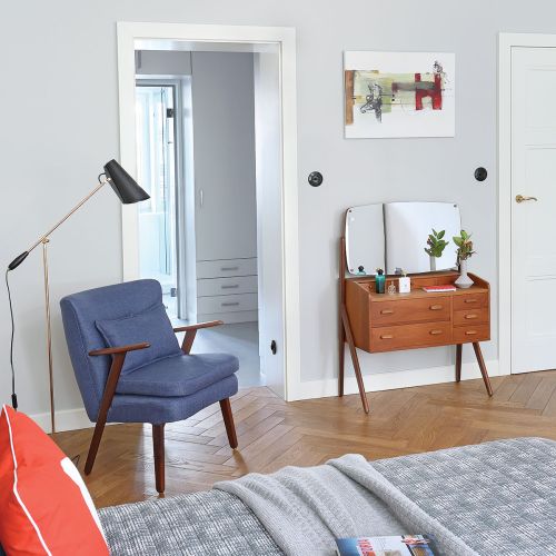 Sypialnia nawiązuje do lat 50. Nad toaletką obraz Katarzyny Dąbrowskiej.