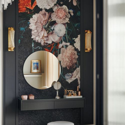 toaletka w sypialni z tapetą na ścianie