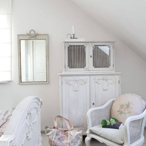 Jak urządzić wnętrze w stylu prowansalskim? Malowanymi antykami, tkaninami w pastelowych kolorach, starą ceramiką, kwitnącą