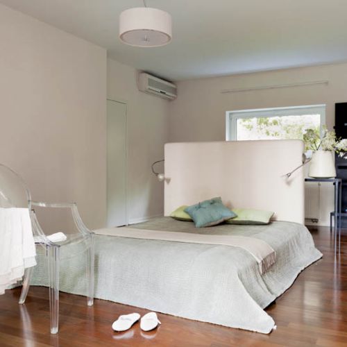 Sypialnia w stylu zen - bez zbędnych sprzętów. Jest za to kominek, a za ścianą - elegancka łazienka.