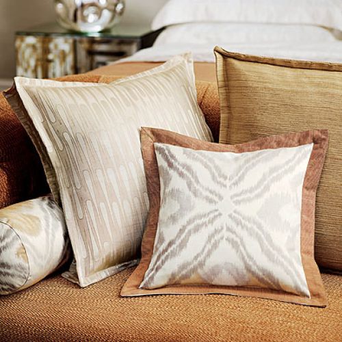 Sypialnia wygląda dostojnie z poduchami Zoffany. DECODORE