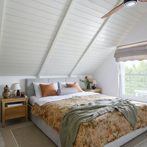 sypialnia na poddaszu w domu irysovo home
