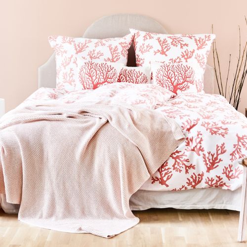 Sypialnia kolorze Living Coral, Westwing, westwingnow.pl