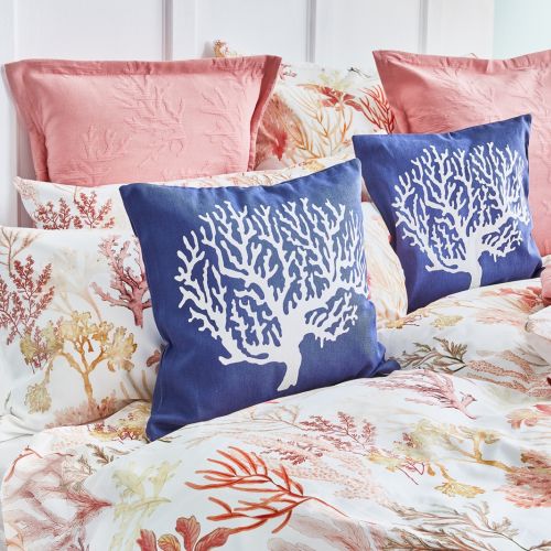 Sypialnia kolorze Living Coral, Westwing, westwingnow.pl