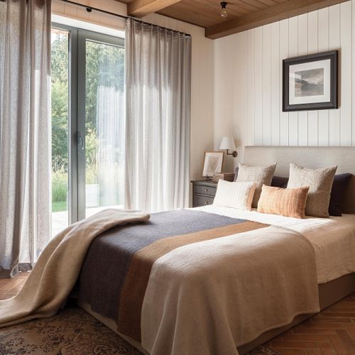 sypialnia z drewnem na ścianach i suficie