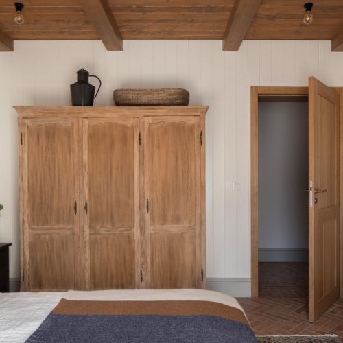 przytulna sypialnia z drewnem na ścianach i suficie