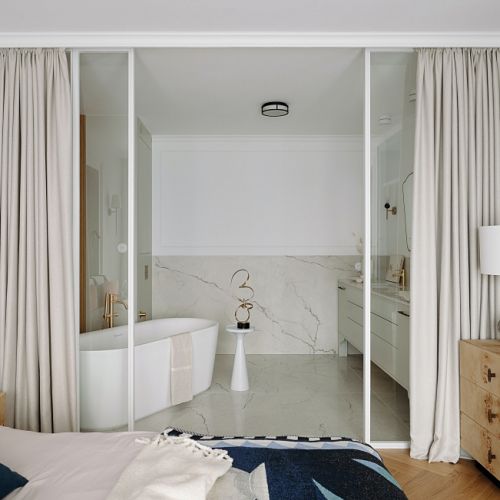 elegancka sypialnia z łazienką w mieszkaniu