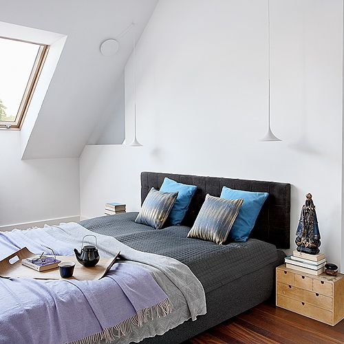 Sypialnię doświetlają okna dachowe. Zgodnie z naturą: dom z wiszącym tarasem