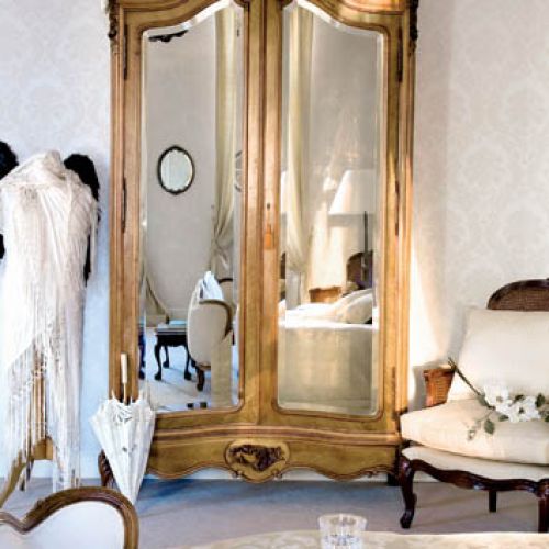 Szafa do sypialni przyjechała z Francji. W oryginalnych kryształowych lustrach pięknie odbija się światło.