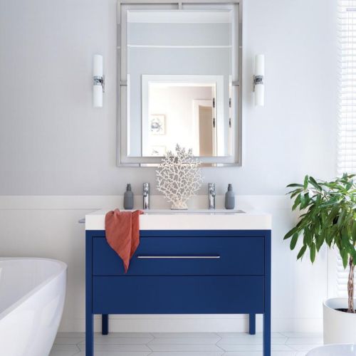 granatowa szafka pod umywalkę w białej łazience