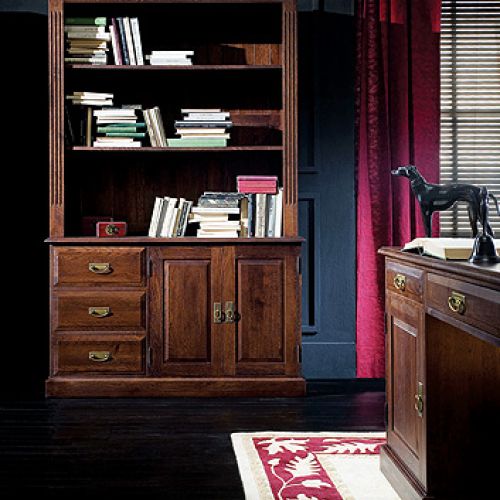 Szafka z nadstawką (z linii Empire), zrobiona z litego dębu. Ceny: 3014 i 2393 zł. BELVIA