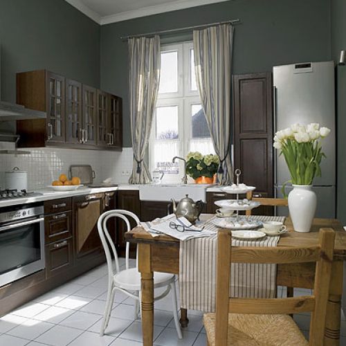 Szafki kuchenne są z IKEA, a sosnowy stół to dzieło zaprzyjaźnionego stolarza.