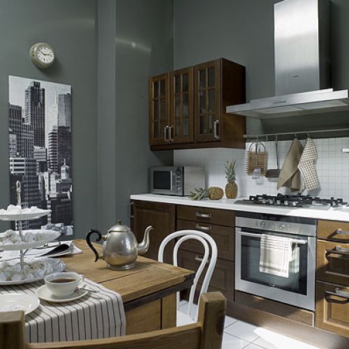 Szafki kuchenne są z IKEA, a sosnowy stół to dzieło zaprzyjaźnionego stolarza.