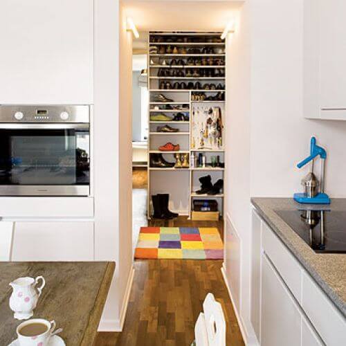 Szafki kuchenne są ze zwykłego, lakierowanego MDF-u, z kolei blat i ściany ze strzegomskiego granitu.