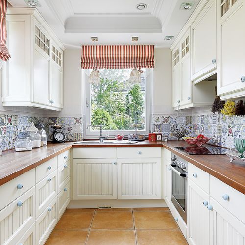 Szafki zaprojektowali architekci, a zrobiła Galeria Wnętrz Concept Studio. Magda sama zaprojektowała błękitne