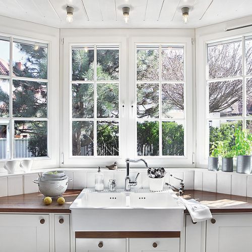 Szafki zostały zrobione na zamówienie, a potem pomalowane matową farbą.