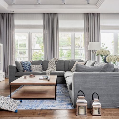 szary narożnik w salonie