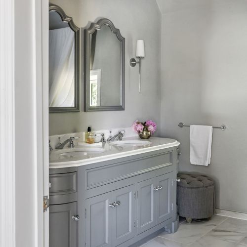 szara łazienka w stylu angielskim