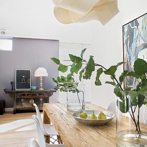 Szara ściana - żeby telewizor mniej się rzucał w oczy.