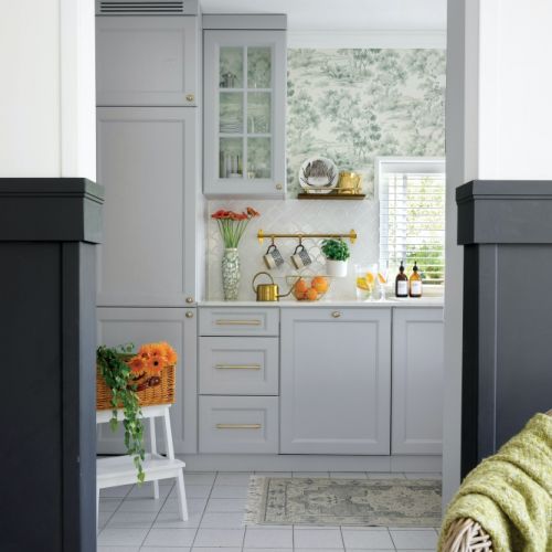 szara kuchnia z białym blatem