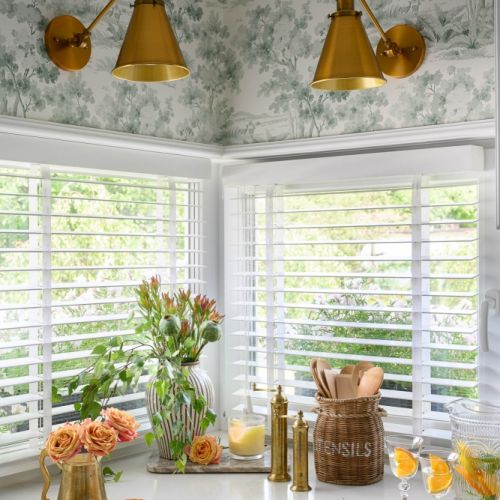 szara kuchnia z zieloną tapetą