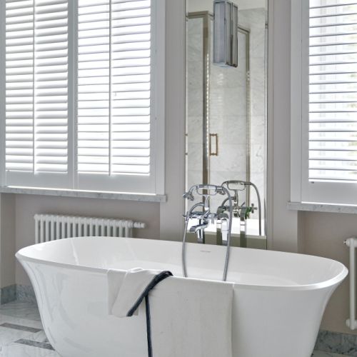 szara łazienka z wanną