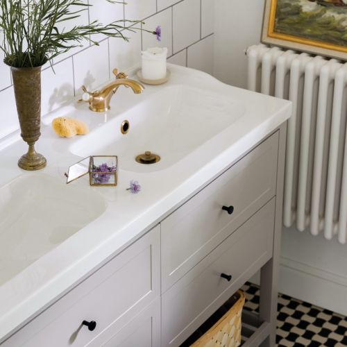 szara łazienka ze złotym dodatkami