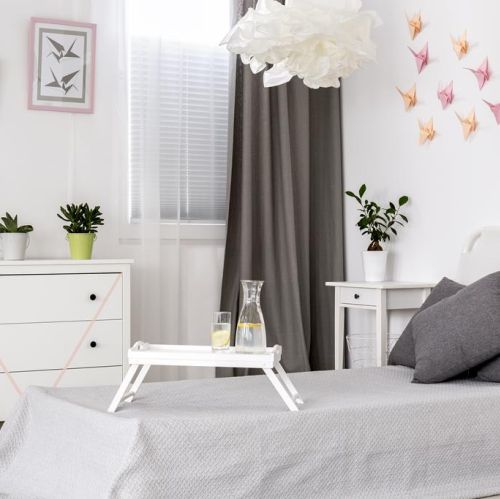 Fot. Shutterstock. Szara sypialnia - inspiracje, dodatki, aranżacje