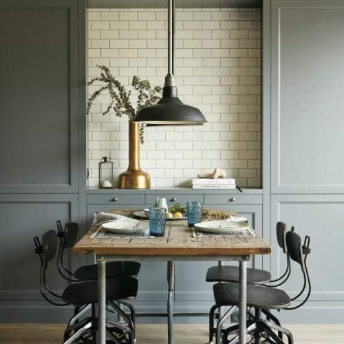 Szafy tak ukryto w ścianach, że nie widać ich wielkości.