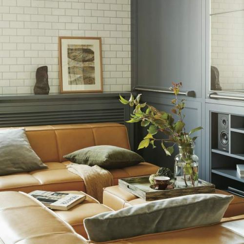 Rude kanapy to BoConcept, poduszki są z NAP, wazony z Malabelle, naczynia ceramiczne i taca