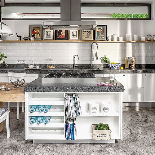 Szarość, biel, na podłodze beton. Nowoczesny okap na kuchenką.