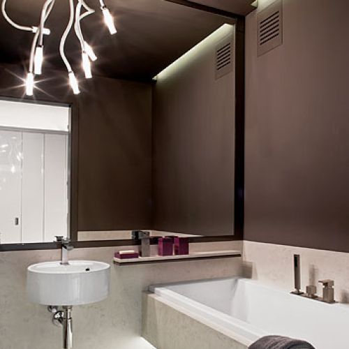 Szarość i odcienie oberżyny. Do tego podświetlenia przy suficie i pod wanną tworzą kosmiczny klimat.