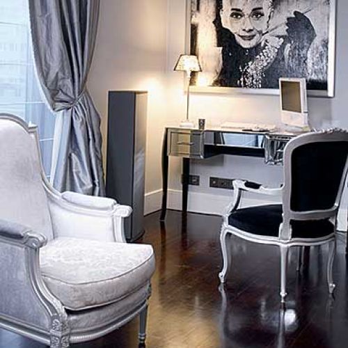 Szarość pasuje zarówno do wnętrz nowoczesnych, jak stylowych.