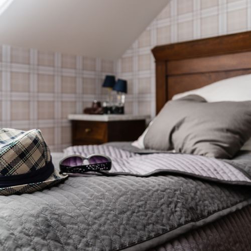 Szarość świetnie się łączy z kolorem ciepłego drewna.