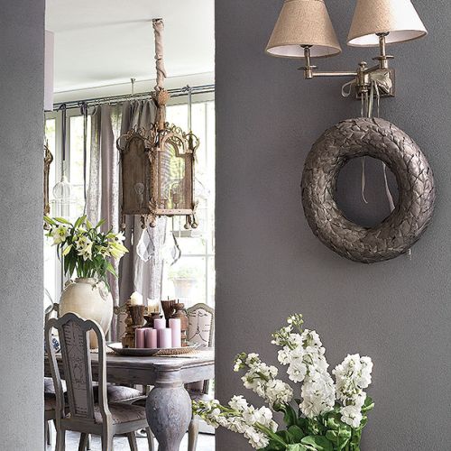 Szarości i błękity - to klucz do aranżacji tego wnętrza.