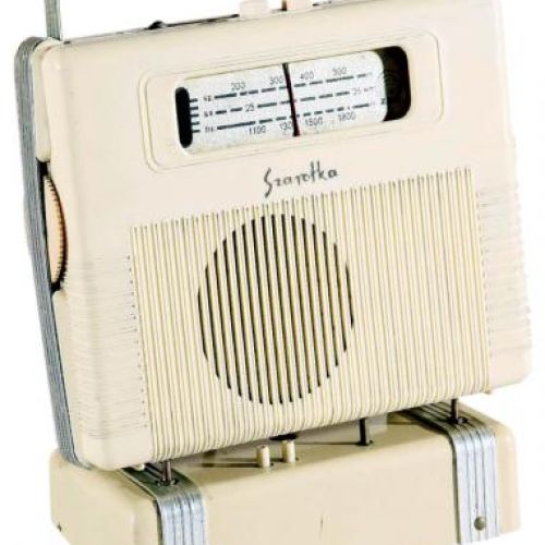 Szarotka – pierwszy polski powojenny odbiornik turystyczny produkowany przez Zakłady Kasprzaka, fot. FORUM