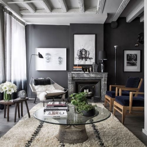 Szary kolor sprawdzi się jako elegancka klasyka we wnętrzach stylowych rezydencji.